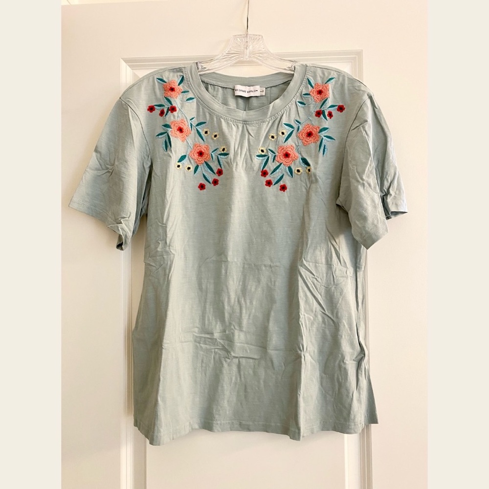 Brickyard Buffalo green embroidered tee. Size L. perfect condition, barely worn.